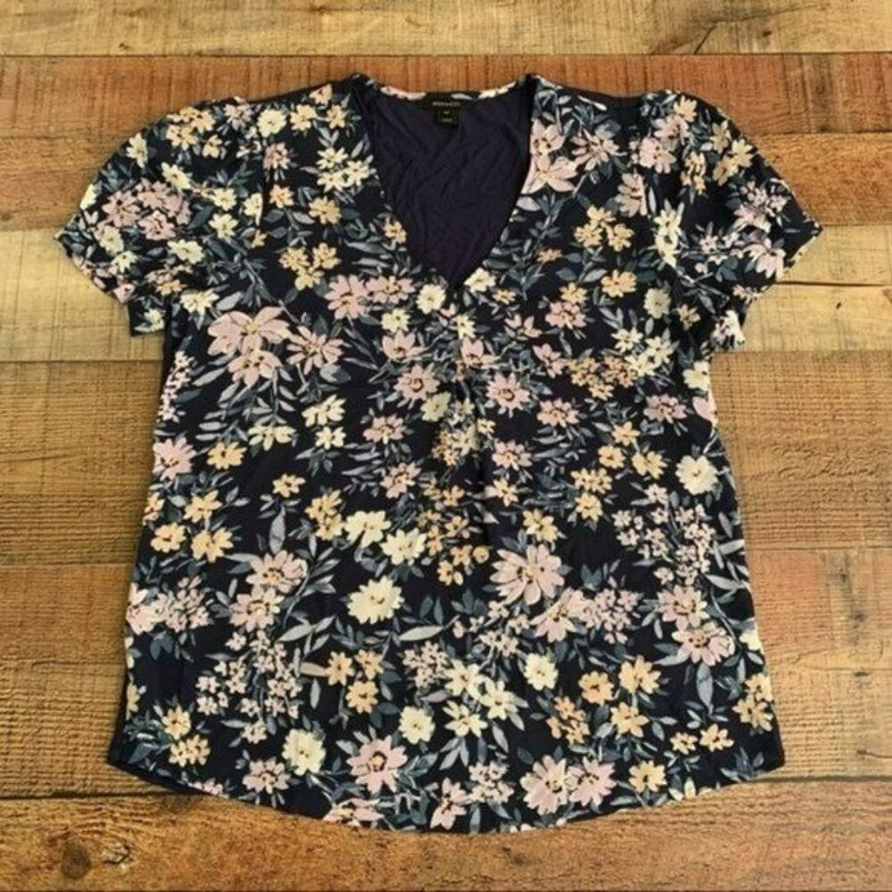 RW & CO lightweight puff sleeve knit back v-neck short sleeve floral top in blue
